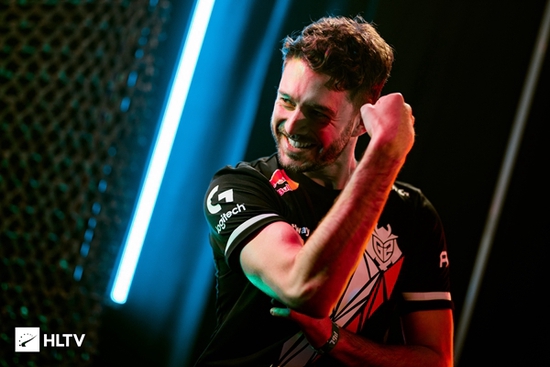 PUBG与巴黎世家合作推出限量时尚系列